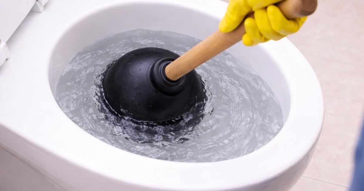 Hoge waterstand in toilet tijdens ontstoppen